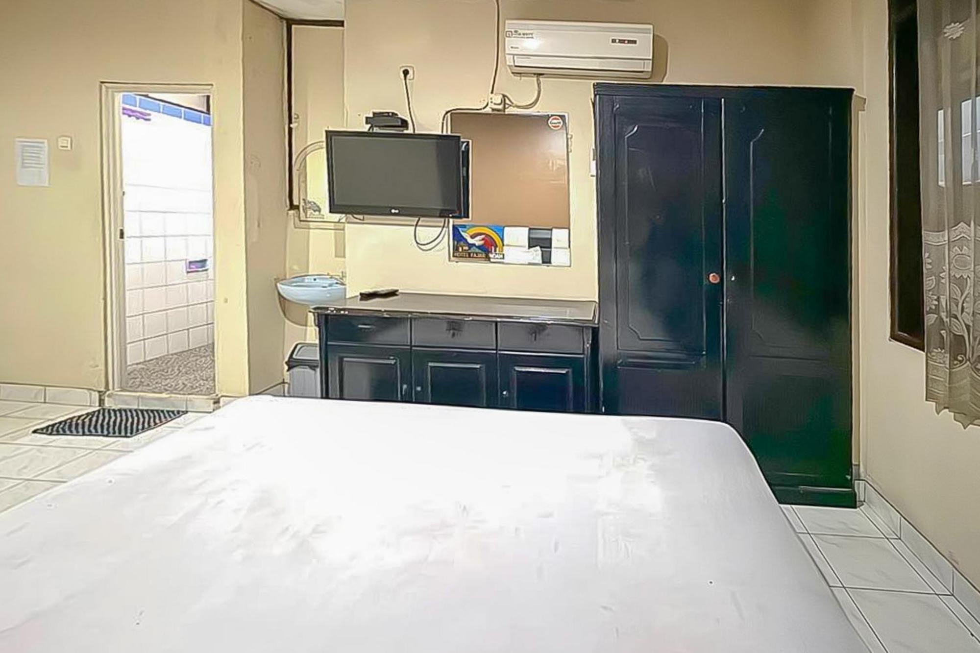 Fajar Indah Hotel Mitra Reddoorz Karanganyar  Bagian luar foto