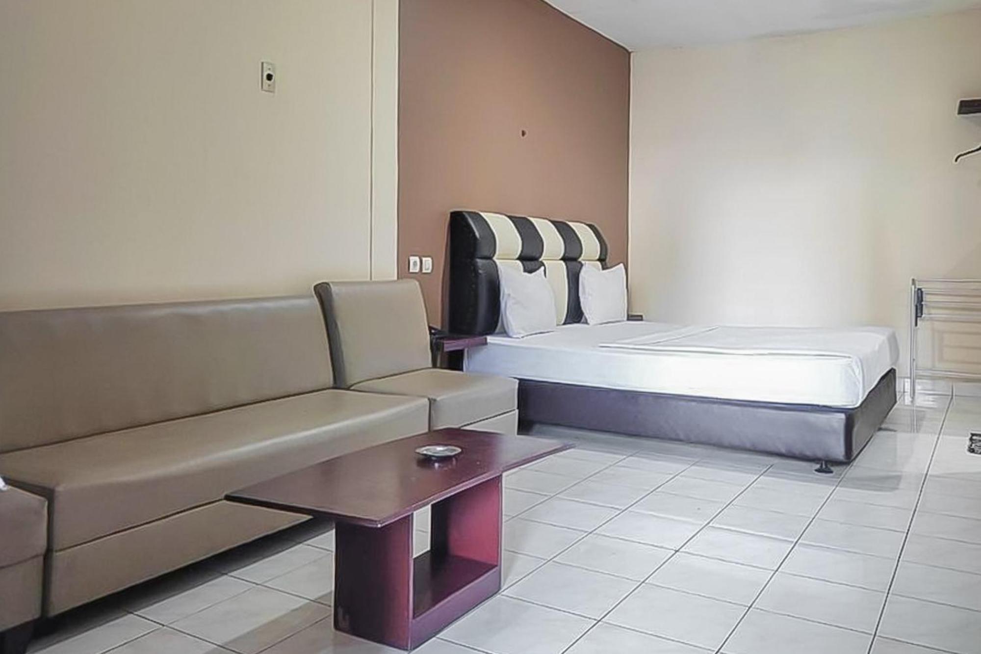Fajar Indah Hotel Mitra Reddoorz Karanganyar  Bagian luar foto