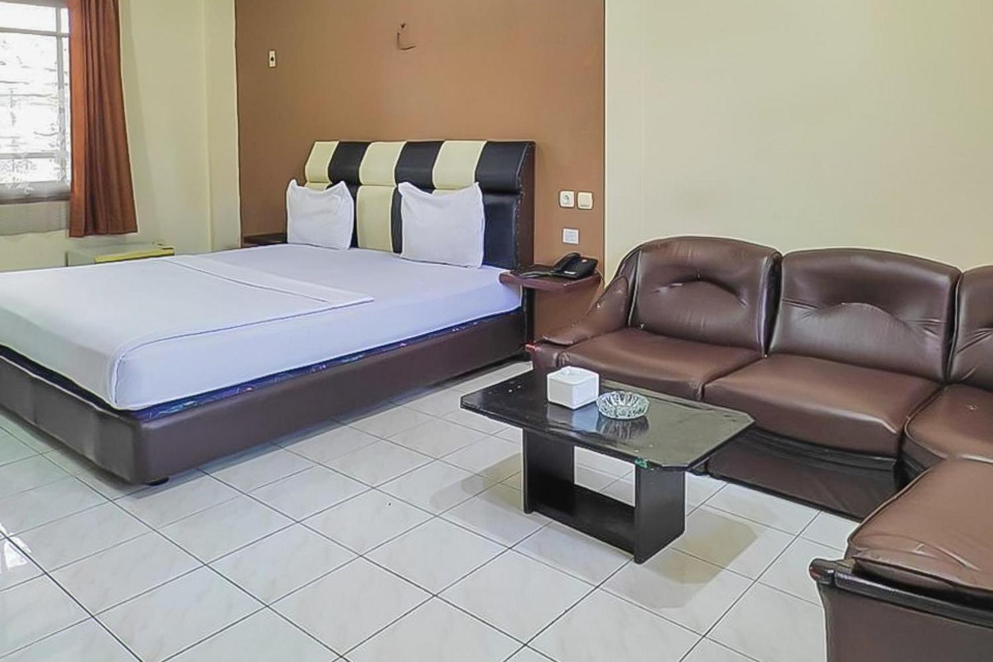 Fajar Indah Hotel Mitra Reddoorz Karanganyar  Bagian luar foto