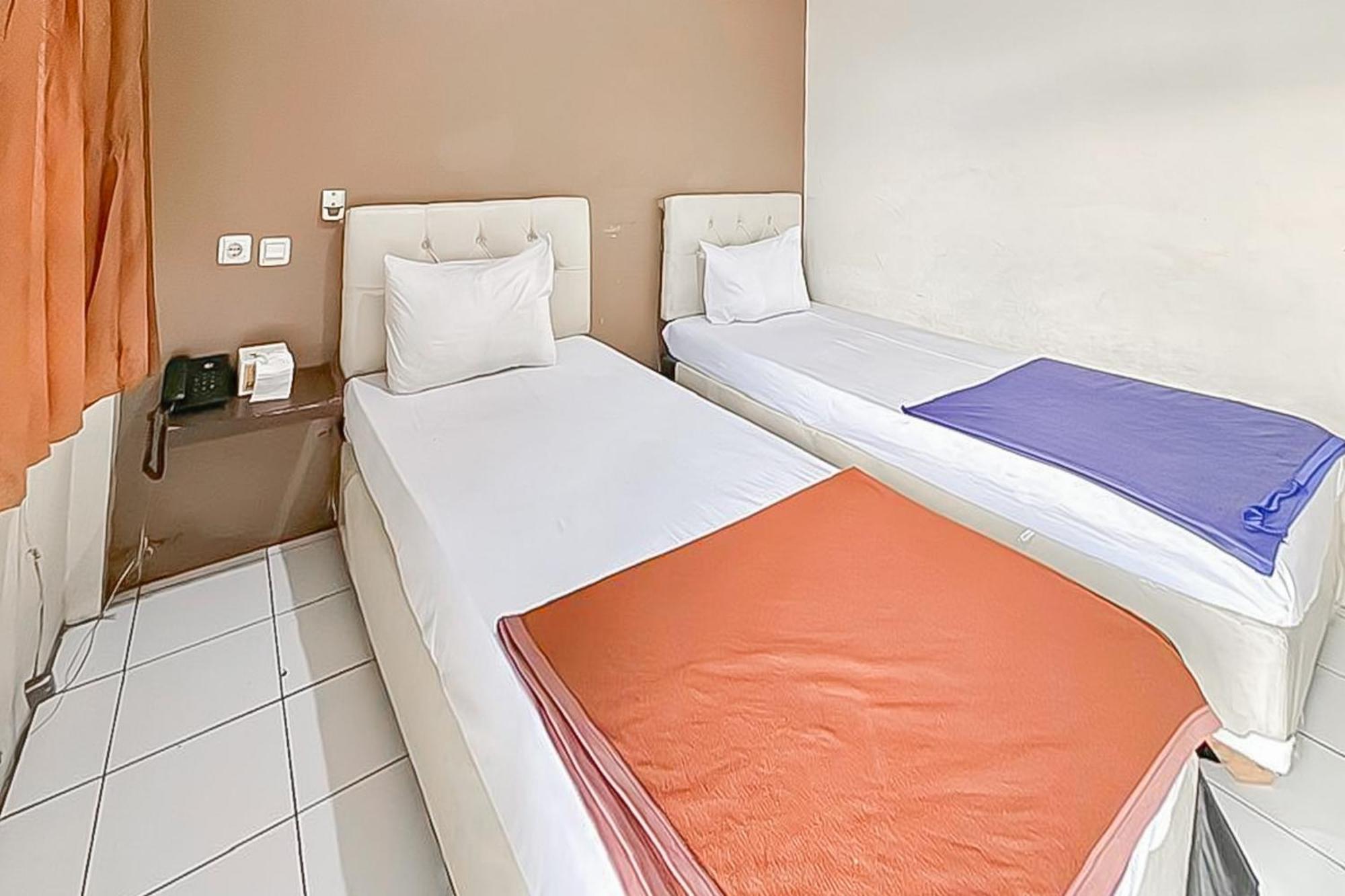 Fajar Indah Hotel Mitra Reddoorz Karanganyar  Bagian luar foto