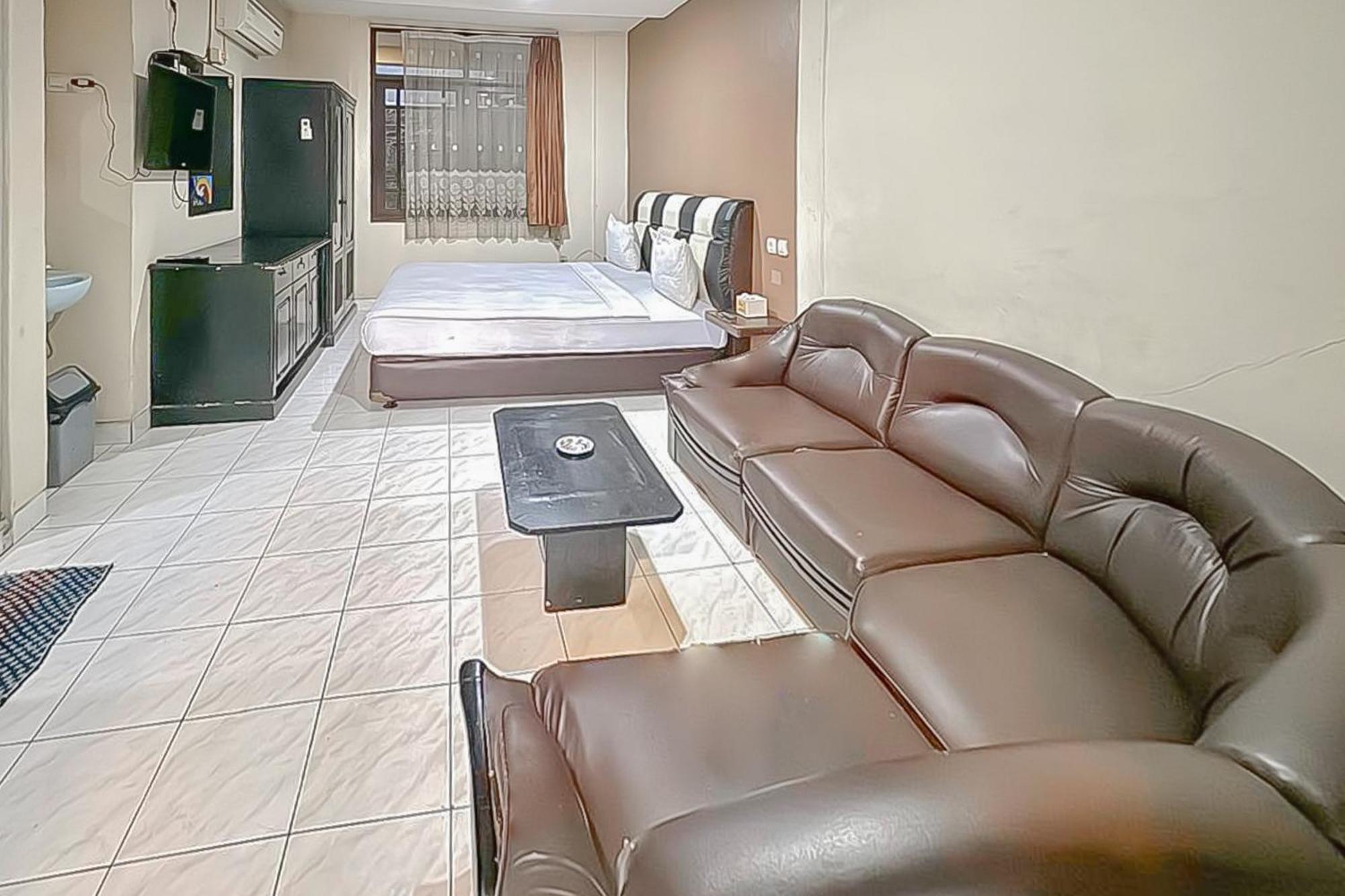 Fajar Indah Hotel Mitra Reddoorz Karanganyar  Bagian luar foto